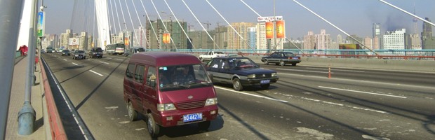 穿越上海南浦大桥的汽车